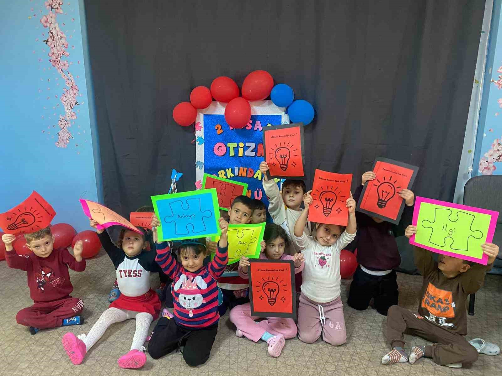 Kırmızıyla otizme dikkat çektiler
