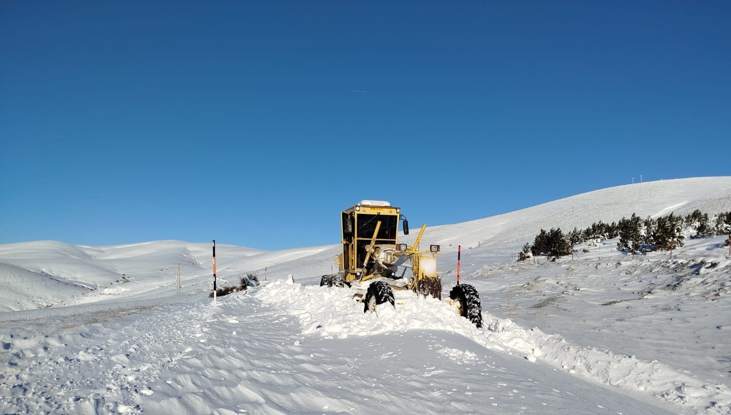 Kırsalda kapalı yol kalmadı: Büyükşehir 266 mahalle yolunu ulaşıma açtı
