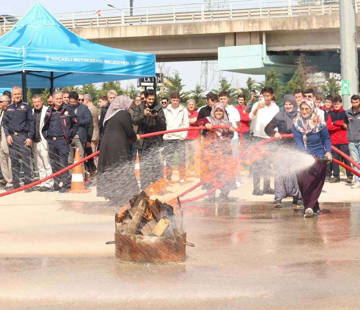 Kırsalda yangına ilk müdahale kadınlardan

