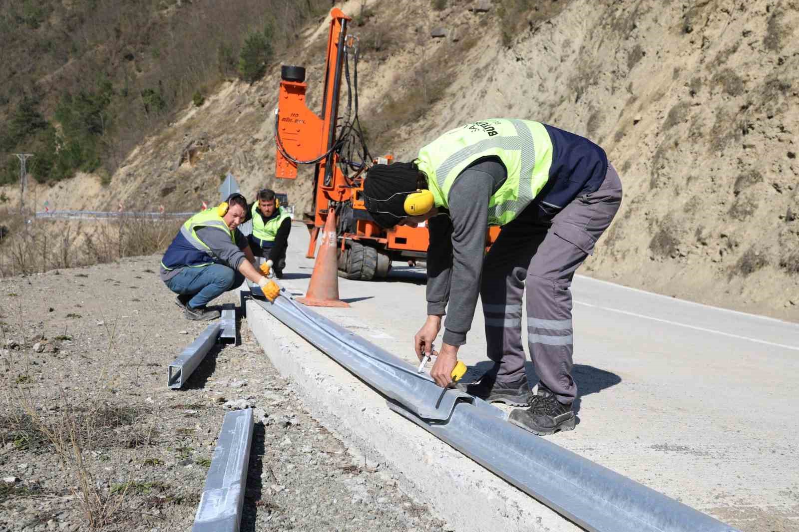 Kırsalda yol güvenliği artırılıyor: 3 bin metrelik otokorkuluk uygulaması
