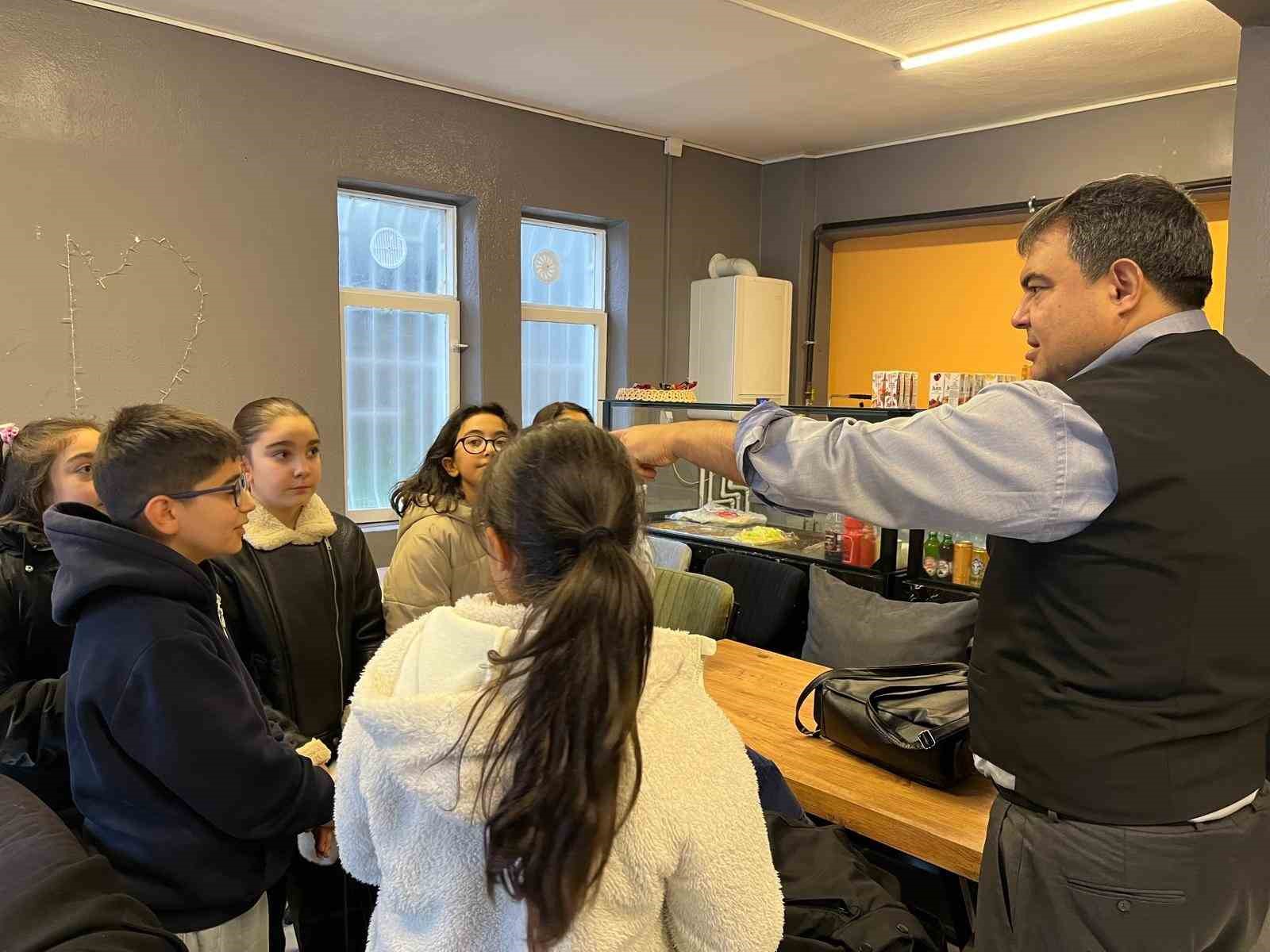 Kırşehir Vali Yardımcısı Balcı tost yaptı, öğrencilerin hesabını ödedi
