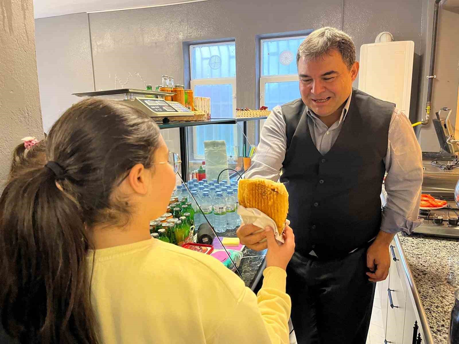 Kırşehir Vali Yardımcısı Balcı tost yaptı, öğrencilerin hesabını ödedi
