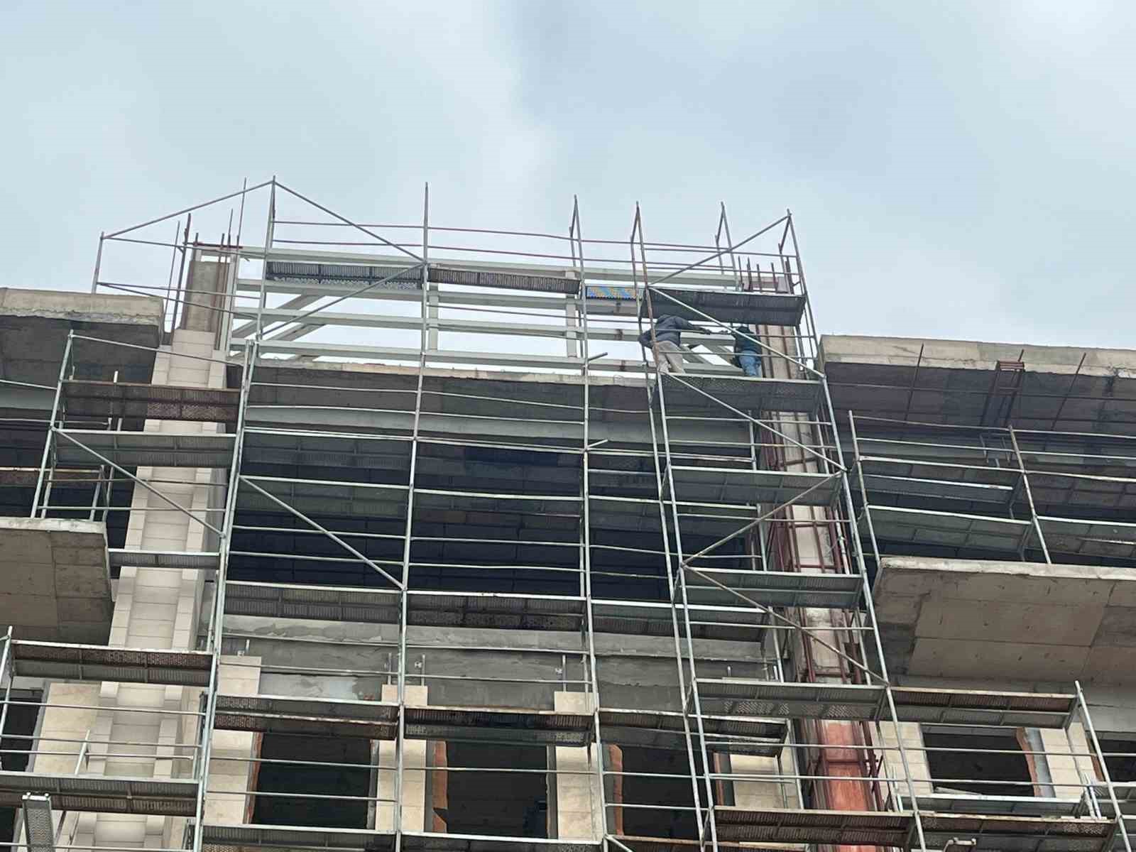 Kırşehir’de 3 işçi maaşlarını alamadıkları iddiasıyla inşaata çıktı
