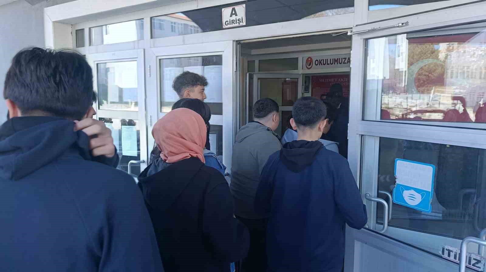 Kırşehir’de bursluluk sınavına 3 bin 423 öğrenci katıldı
