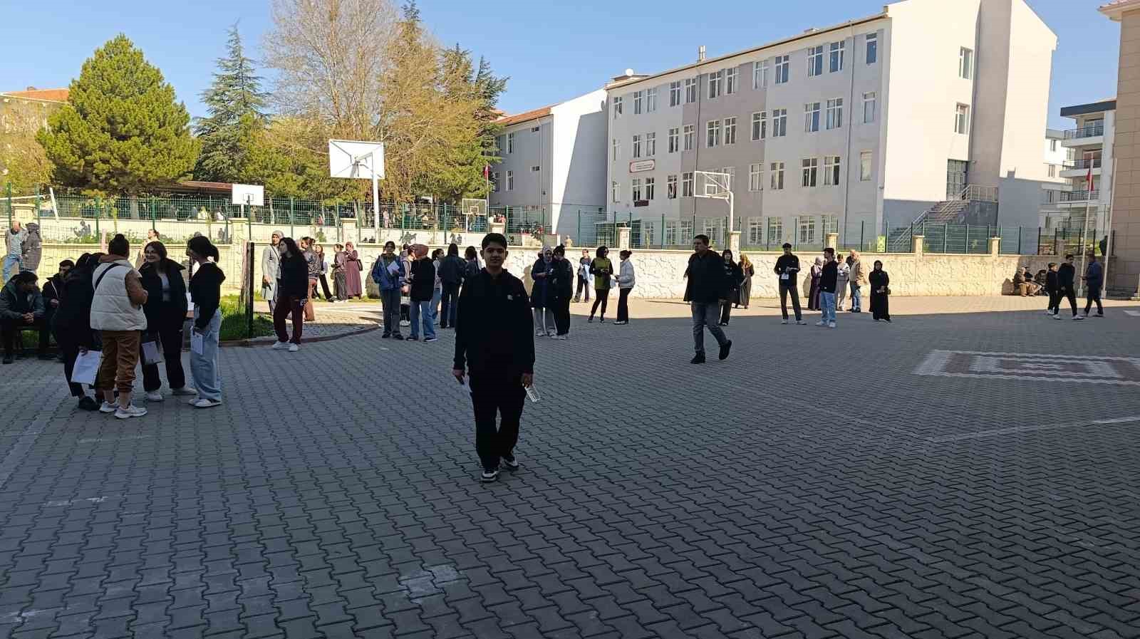 Kırşehir’de bursluluk sınavına 3 bin 423 öğrenci katıldı
