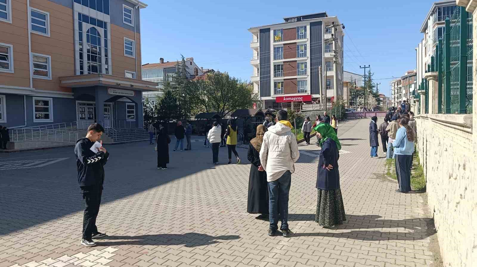 Kırşehir’de bursluluk sınavına 3 bin 423 öğrenci katıldı
