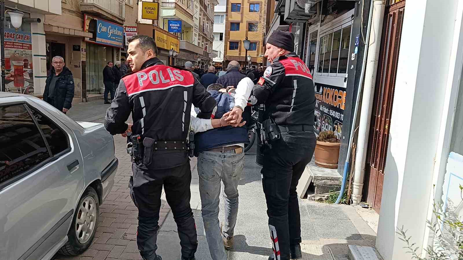 Kırşehir’de husumetli kavgası: Kahvehaneye kurşun sıktı, 2 kişi yaralandı

