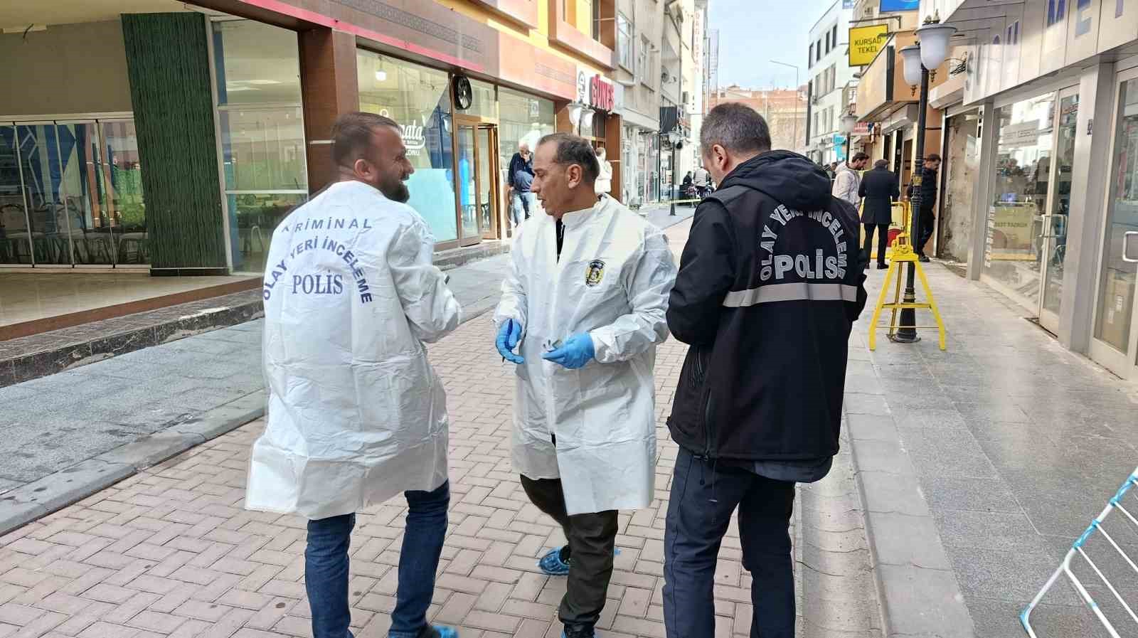 Kırşehir’de husumetli kavgası: Kahvehaneye kurşun sıktı, 2 kişi yaralandı
