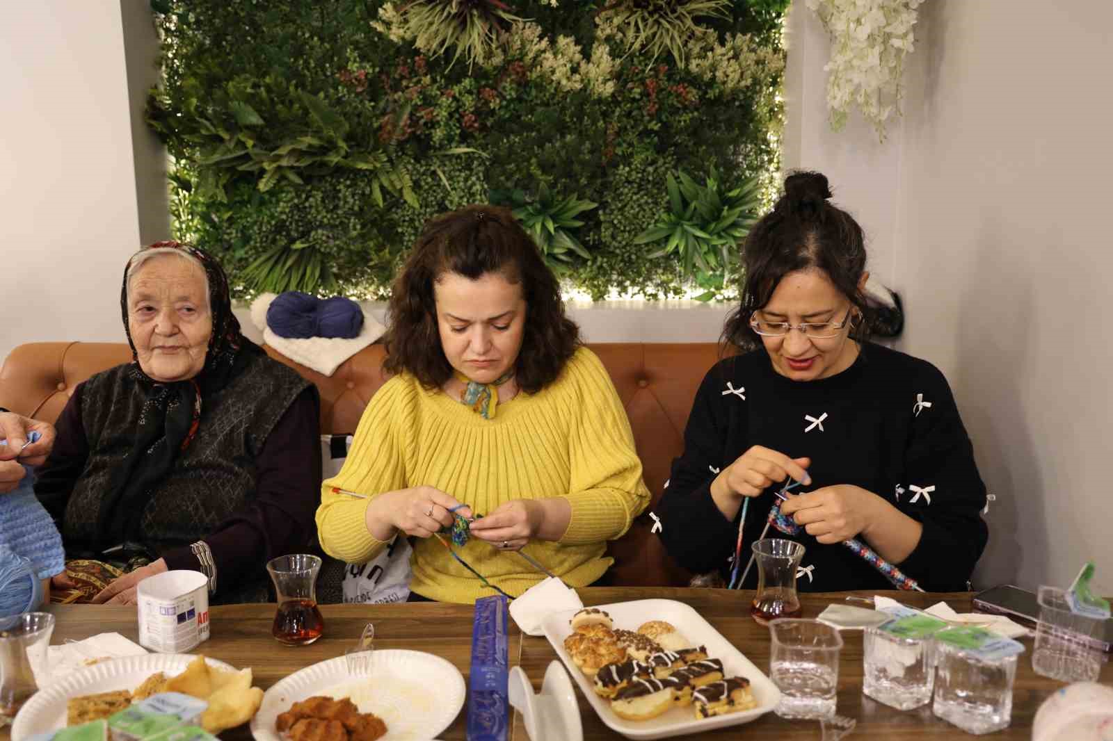 Kırşehir’de kadınlardan ihtiyaç sahibi çocuklara karne hediyesi
