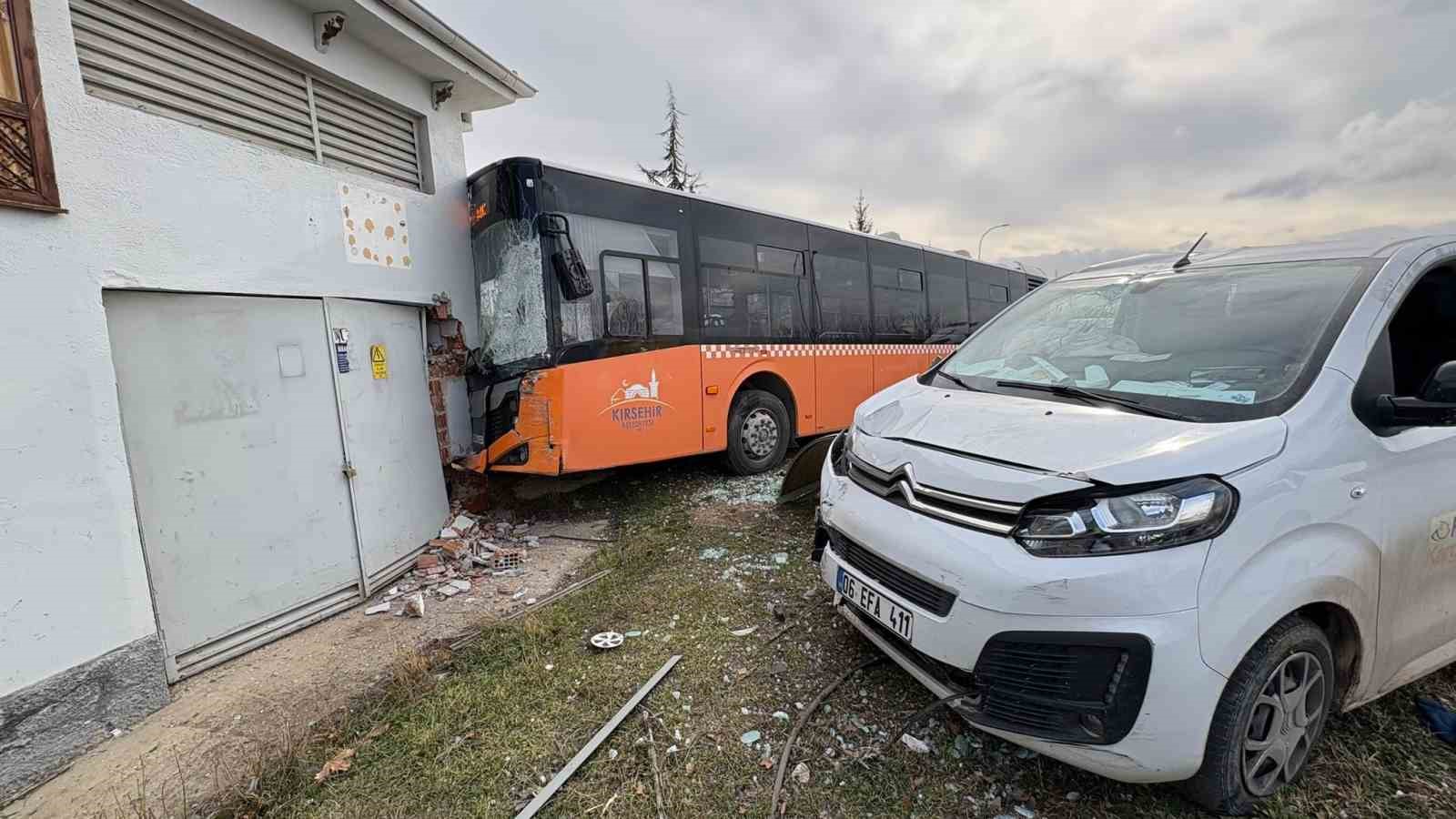 Kırşehir’de kargo aracı belediye otobüsüne çarptı
