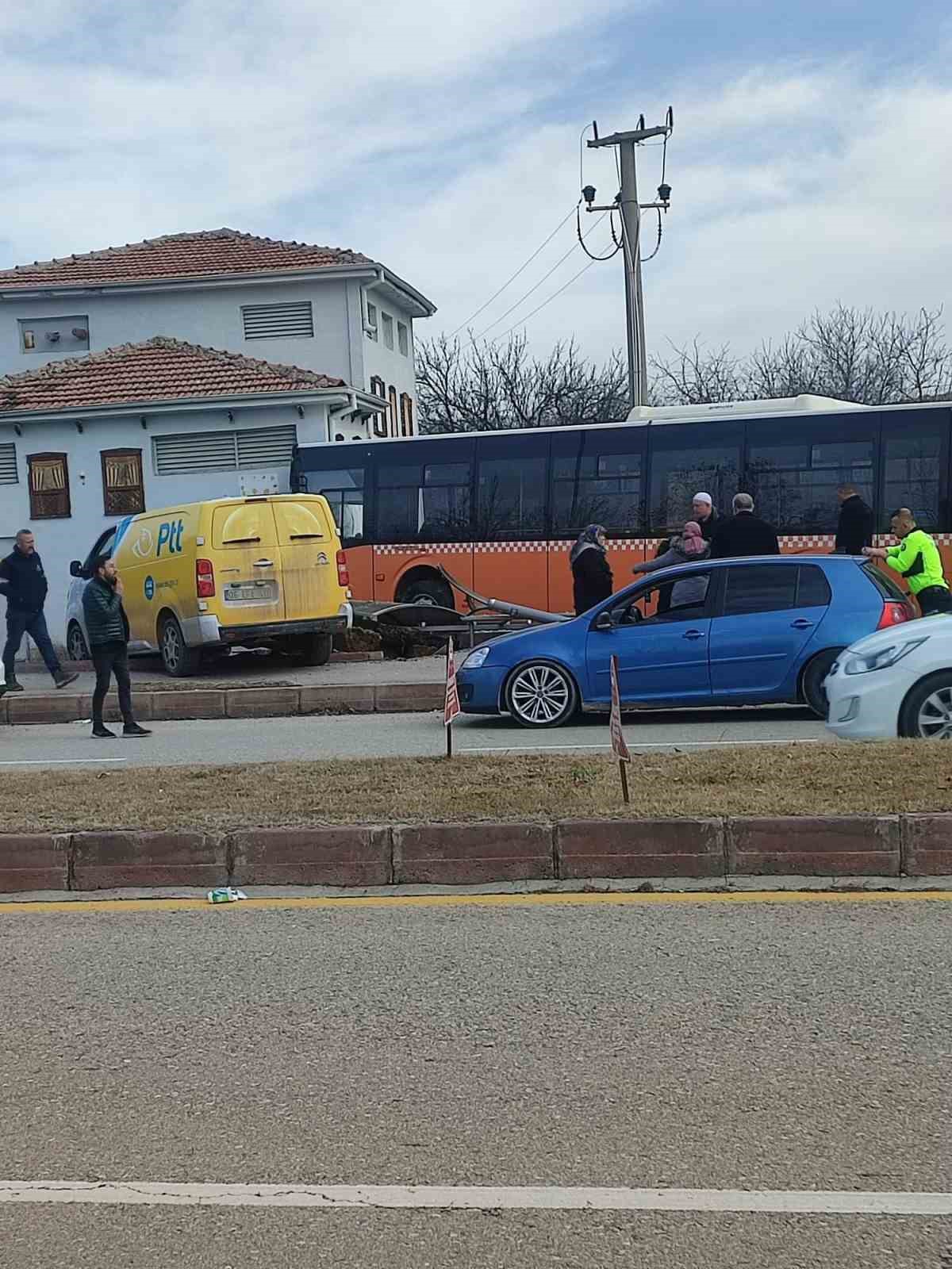 Kırşehir’de kargo aracı belediye otobüsüne çarptı
