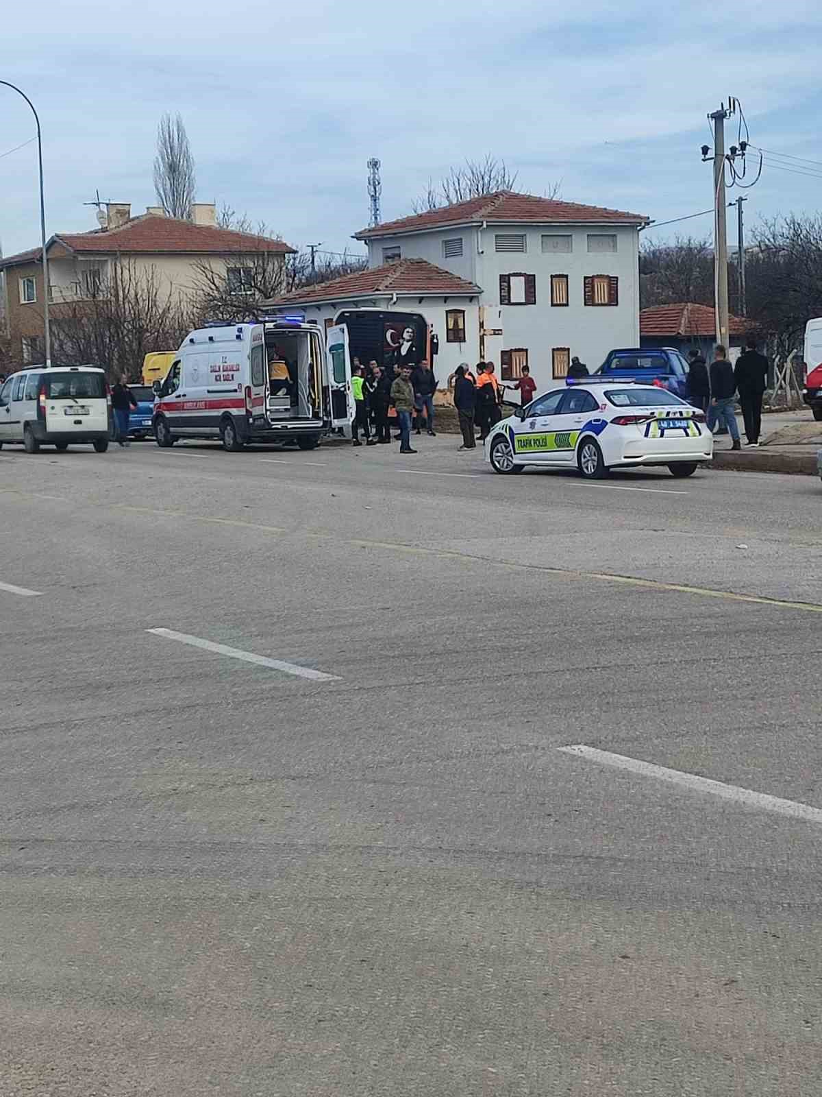 Kırşehir’de kargo aracı belediye otobüsüne çarptı
