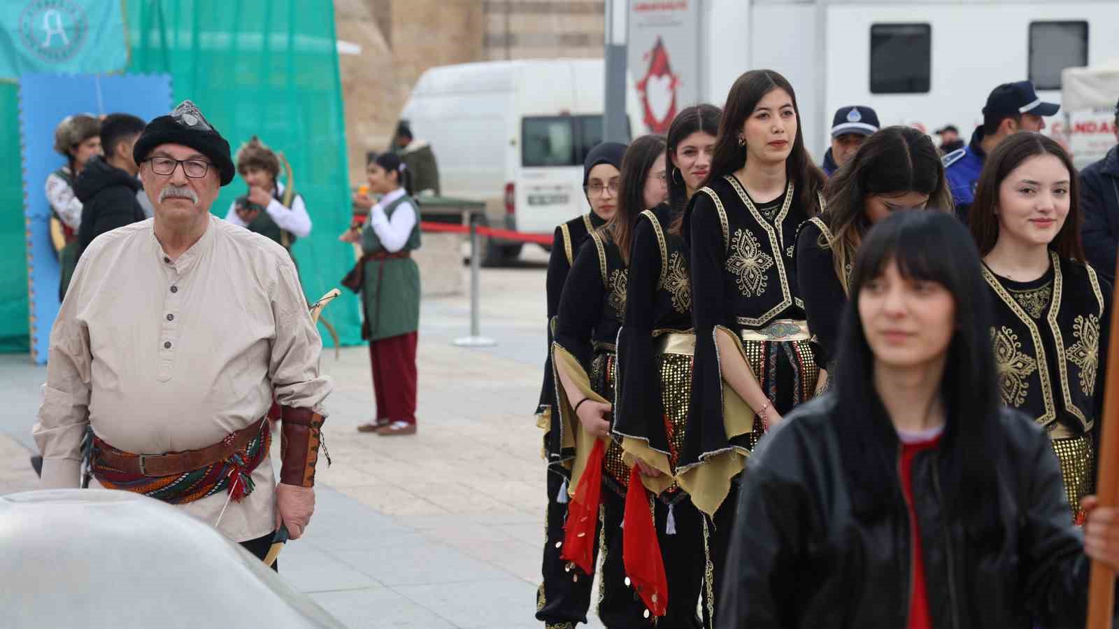 Kırşehir’de nevruz coşkusu: Davul zurna eşliğinde ateş yakıldı

