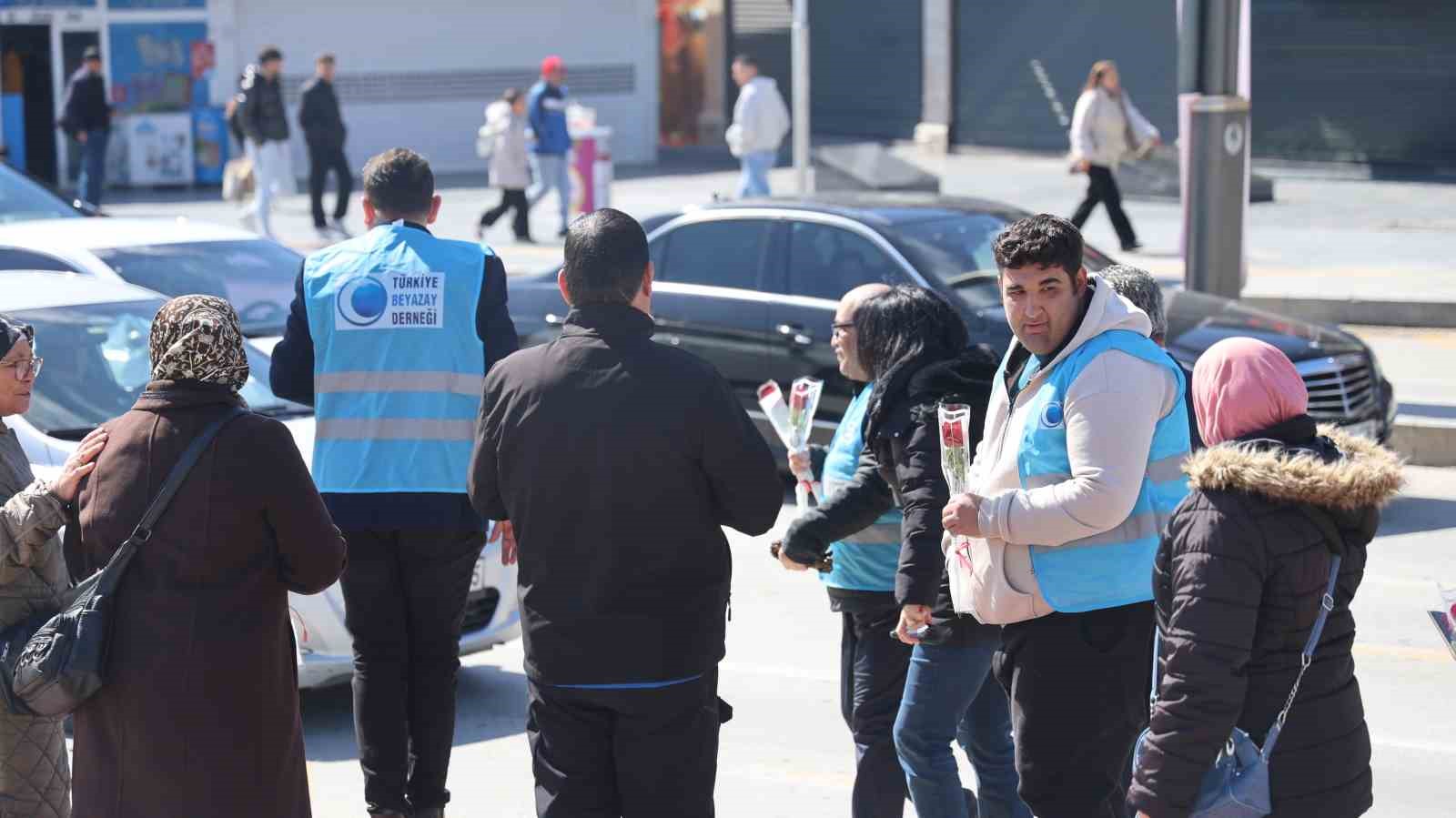 Kırşehir’de özel bireylerden kadınlara gül ve karanfil
