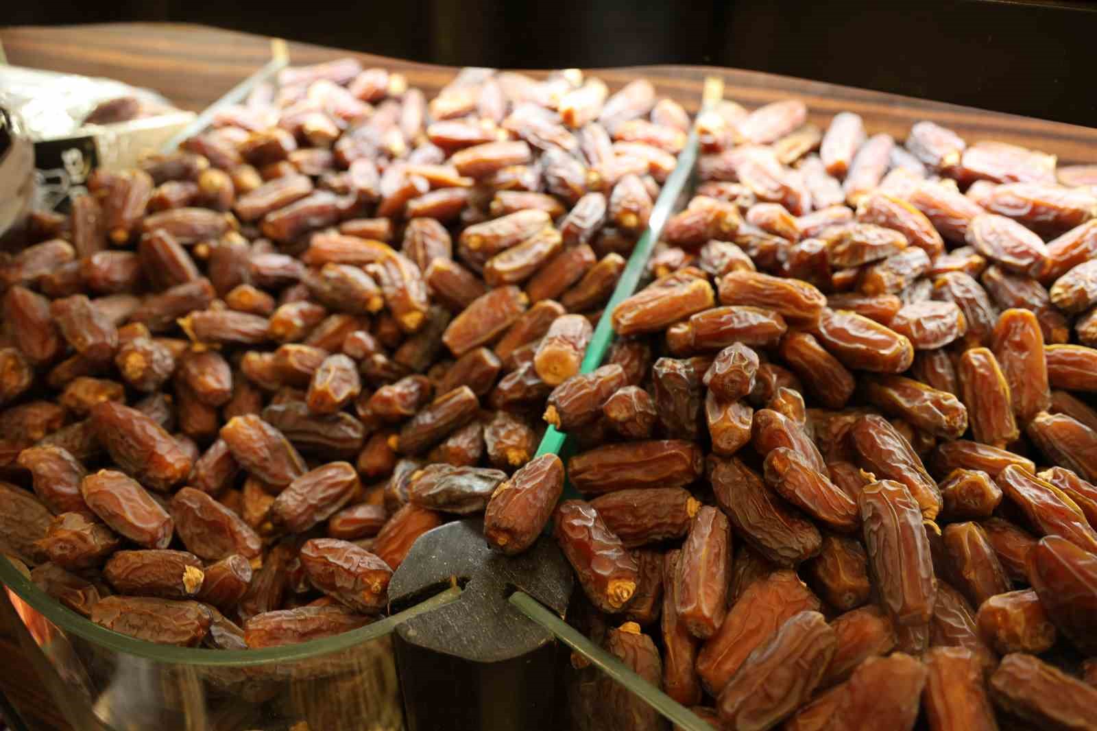 Kırşehir’de Ramazan hareketliliği: Hurma tezgahlardaki yerini aldı
