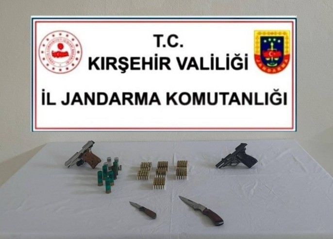 Kırşehir’de ruhsatsız silah operasyonu: 2 tabanca, 167 fişek ele geçirildi
