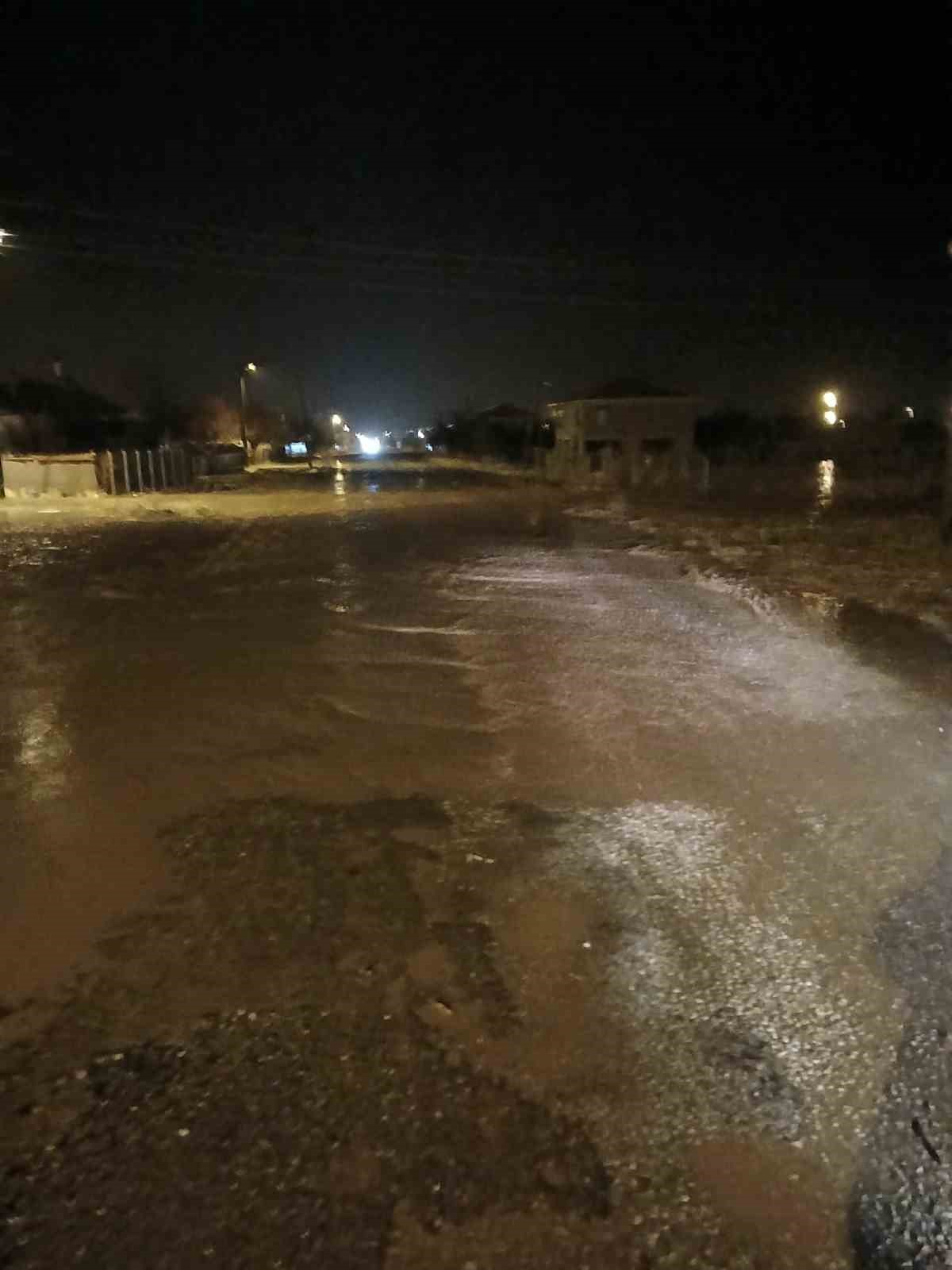 Kırşehir’de sağanak, su baskınlarına neden oldu
