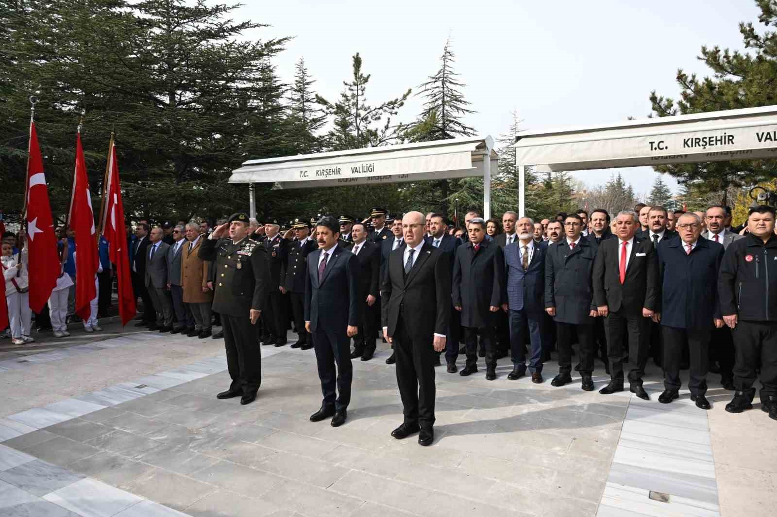 Kırşehir’de şehit kabirlerine karanfil bırakıldı
