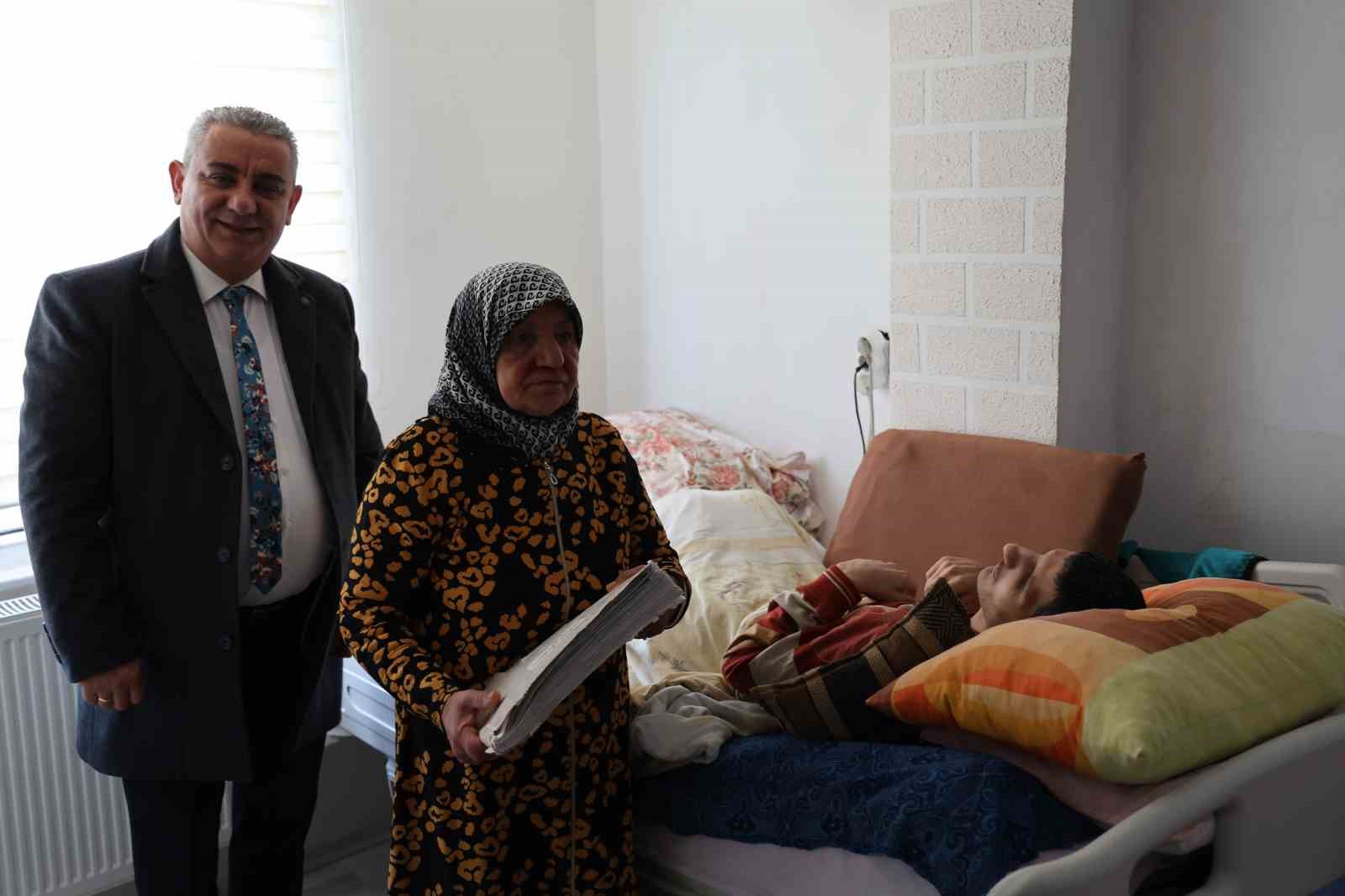 Kırşehir’de yaşlı kadın ailesinin terk ettiği hasta torununa 29 yıldır bakıyor
