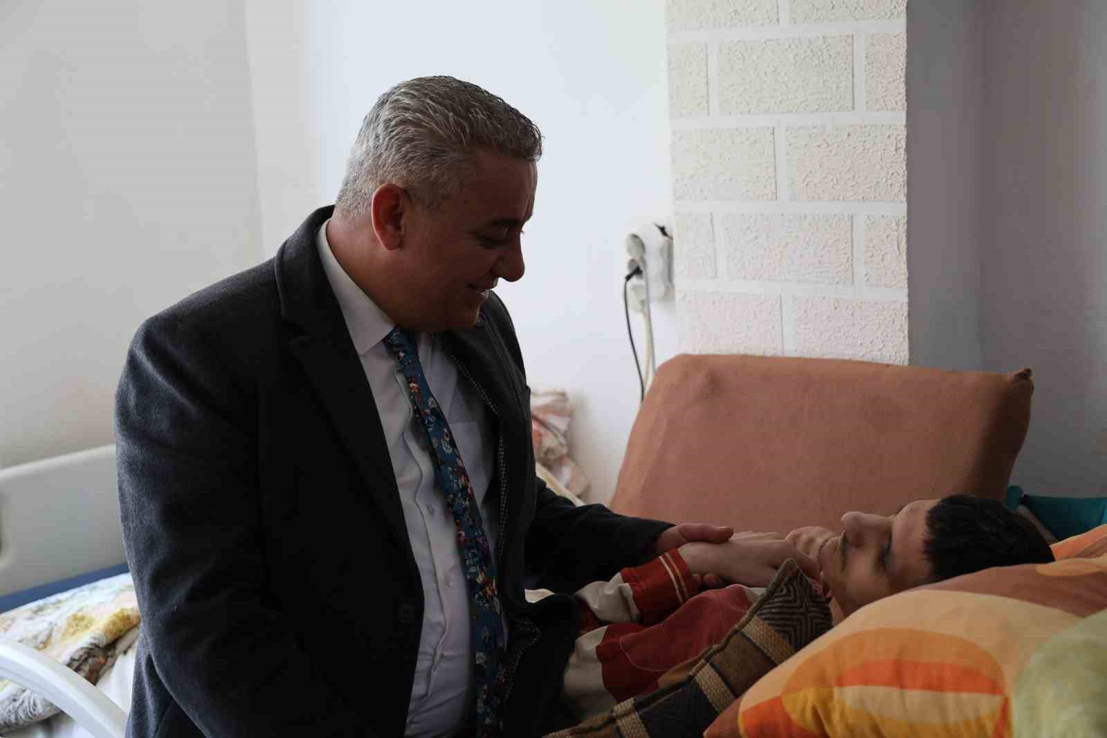 Kırşehir’de yaşlı kadın ailesinin terk ettiği hasta torununa 29 yıldır bakıyor
