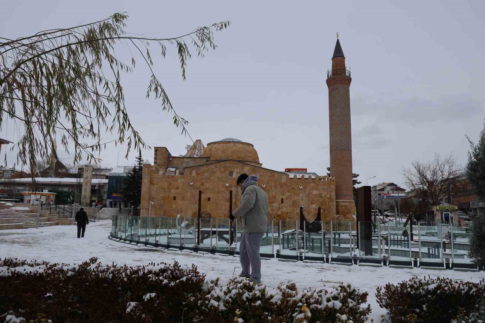 Kırşehir’de yeni yılın ilk günü meydan soğuk havaya teslim oldu
