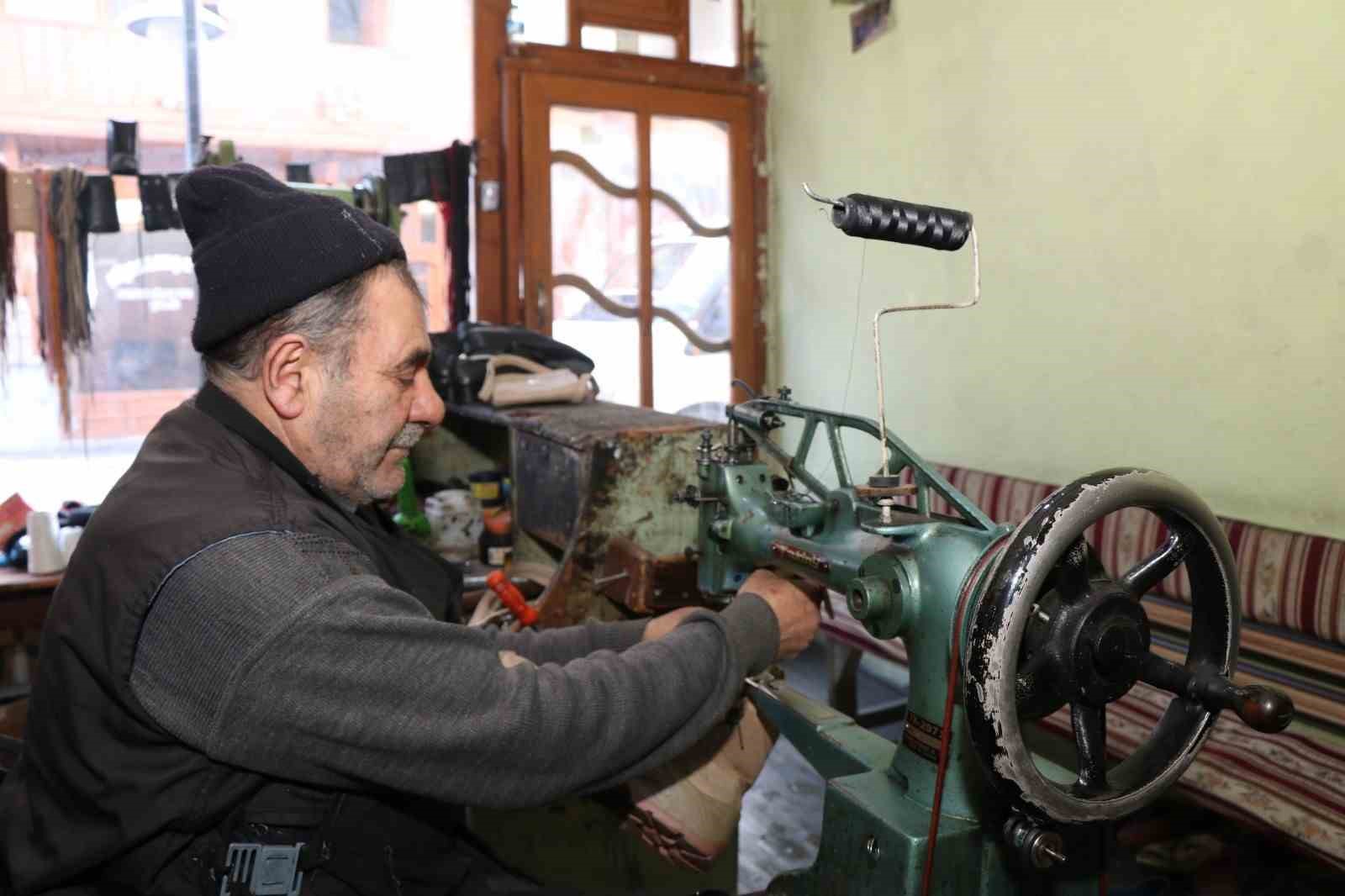 Kış geldi, ayakkabı tamircilerinin işleri açıldı
