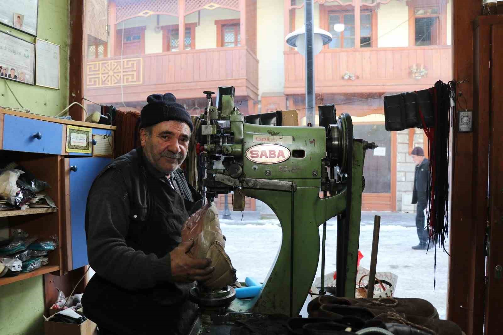 Kış geldi, ayakkabı tamircilerinin işleri açıldı
