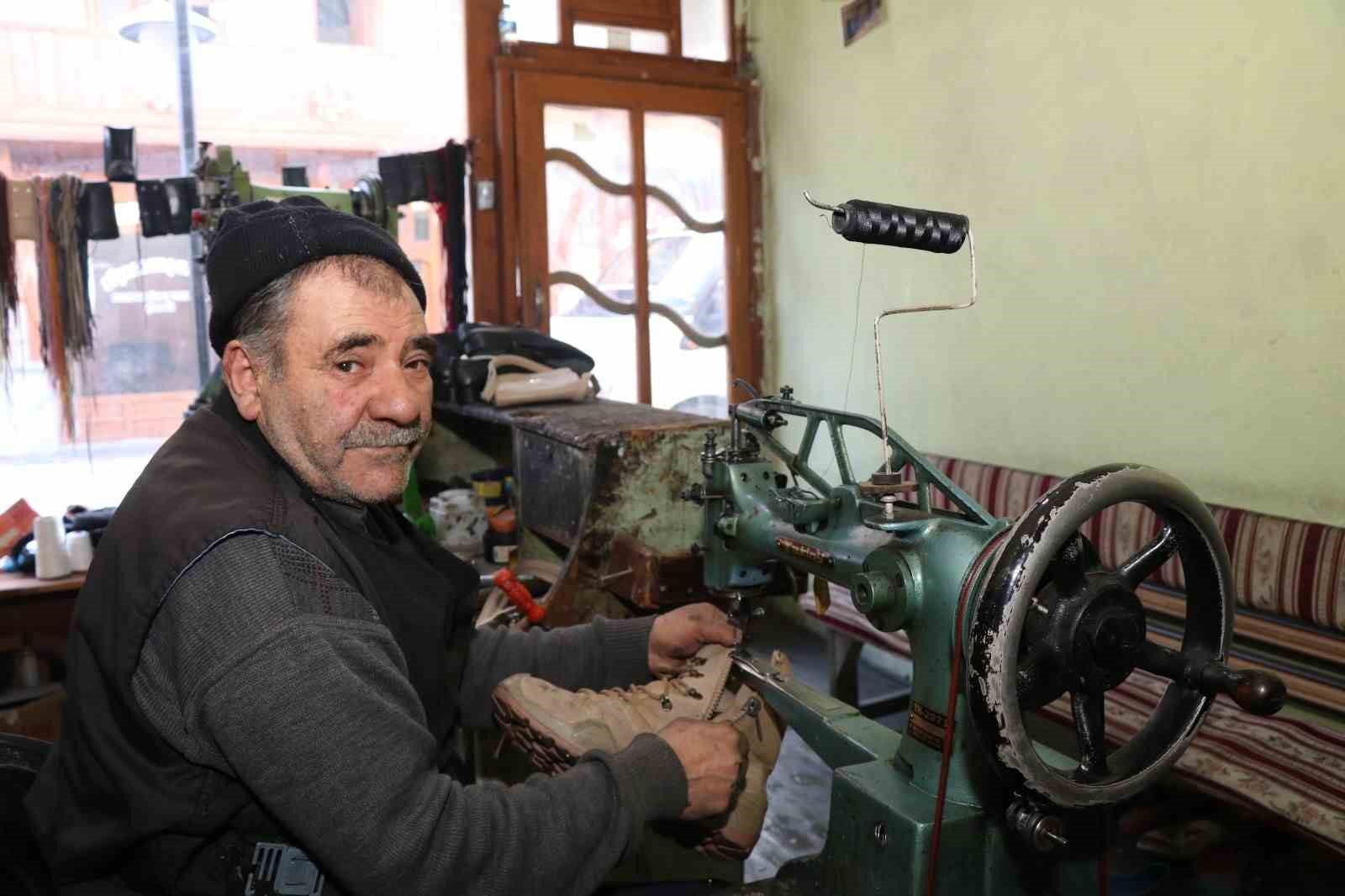 Kış geldi, ayakkabı tamircilerinin işleri açıldı
