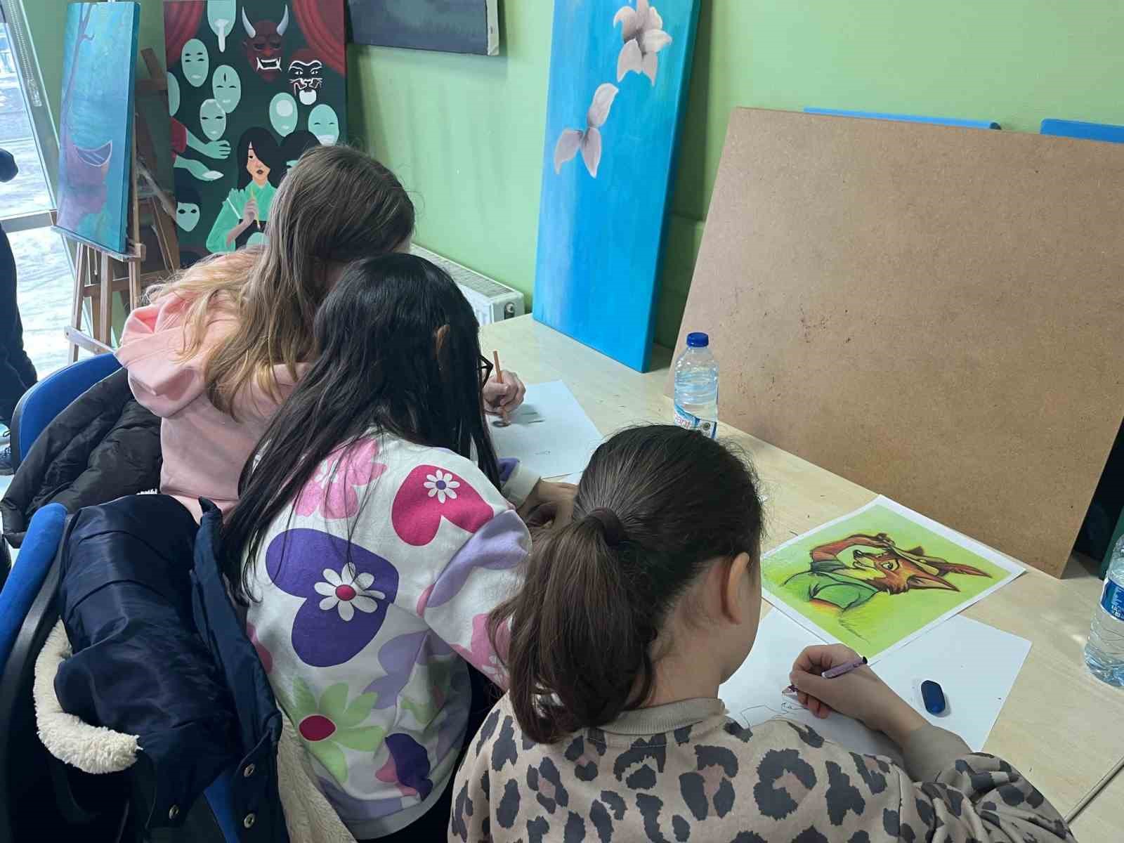 Kış kulübünde resim etkinliği

