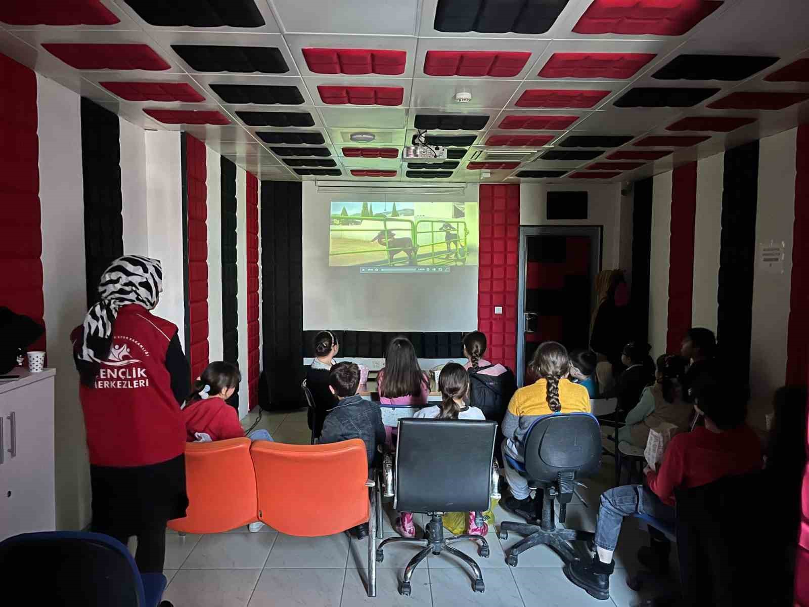 Kış kulübünde sinema etkinliği
