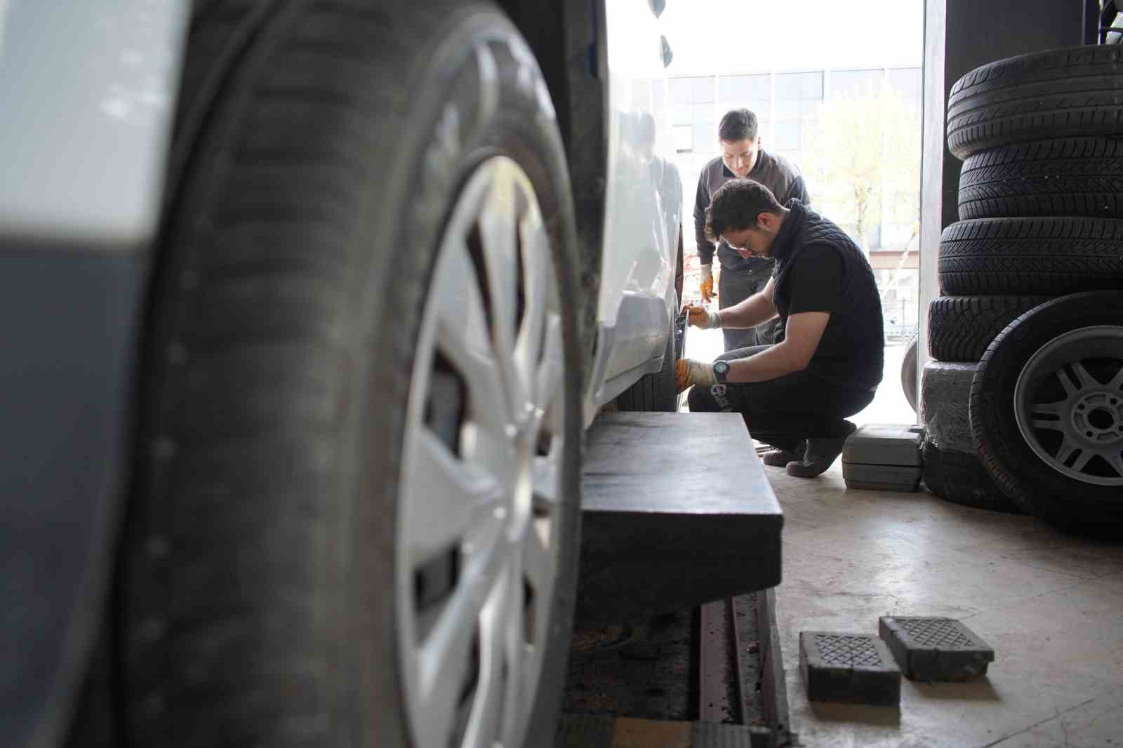 Kış lastiği zorunluluğu bitti, değişim mesaisi başladı: "Sıcaklar artmadan yaz lastiklerine geçiş yapılmalı"
