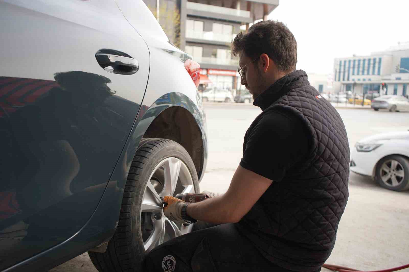 Kış lastiği zorunluluğu bitti, değişim mesaisi başladı: "Sıcaklar artmadan yaz lastiklerine geçiş yapılmalı"
