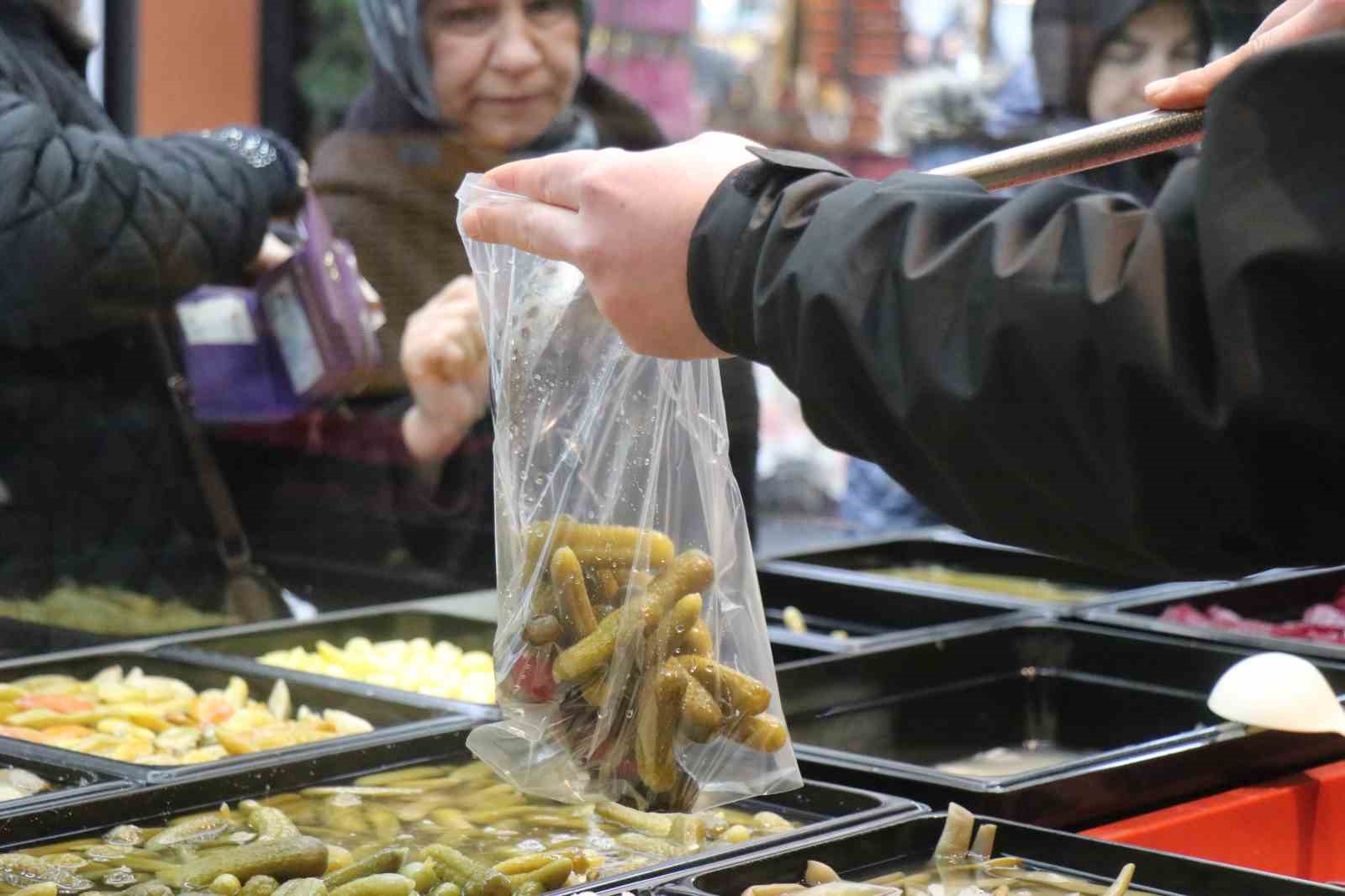Kış sofralarının renkli lezzeti turşu vatandaştan yoğun ilgi görüyor
