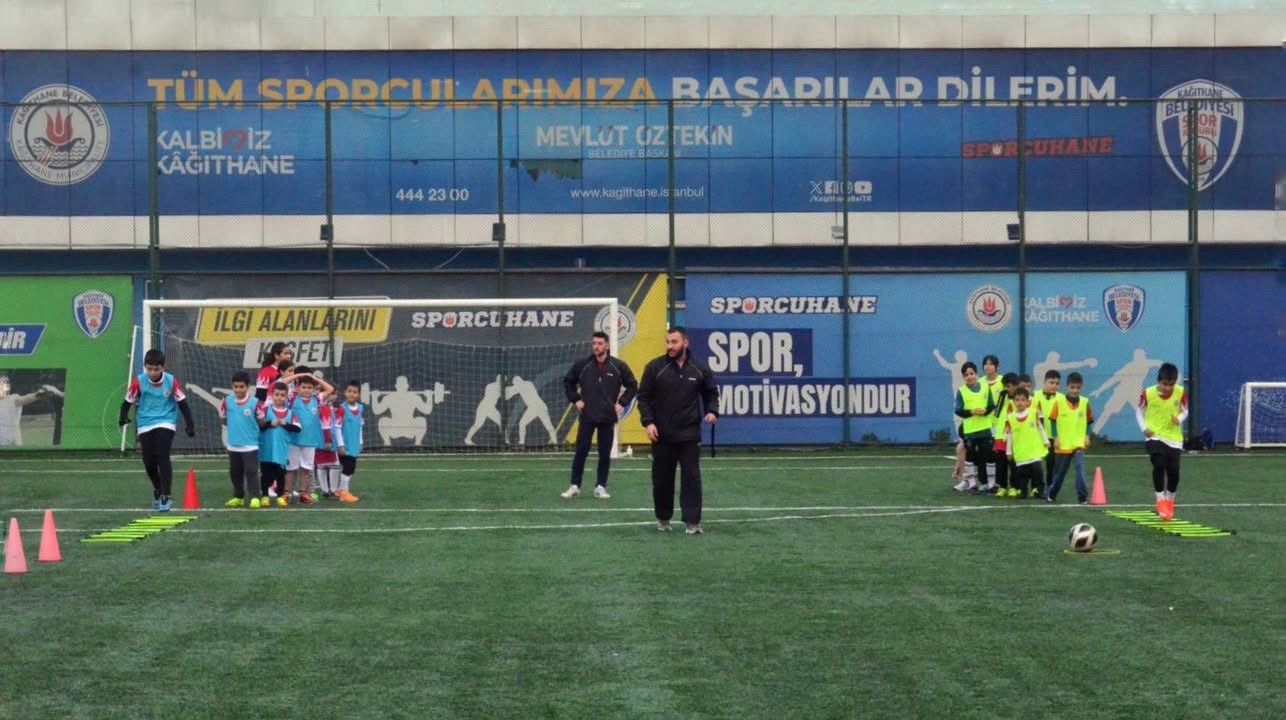 Kış spor okullarında futbol antrenmanları tüm hızıyla sürüyor
Kış spor okullarında futbol antrenmanları tüm hızıyla sürüyor