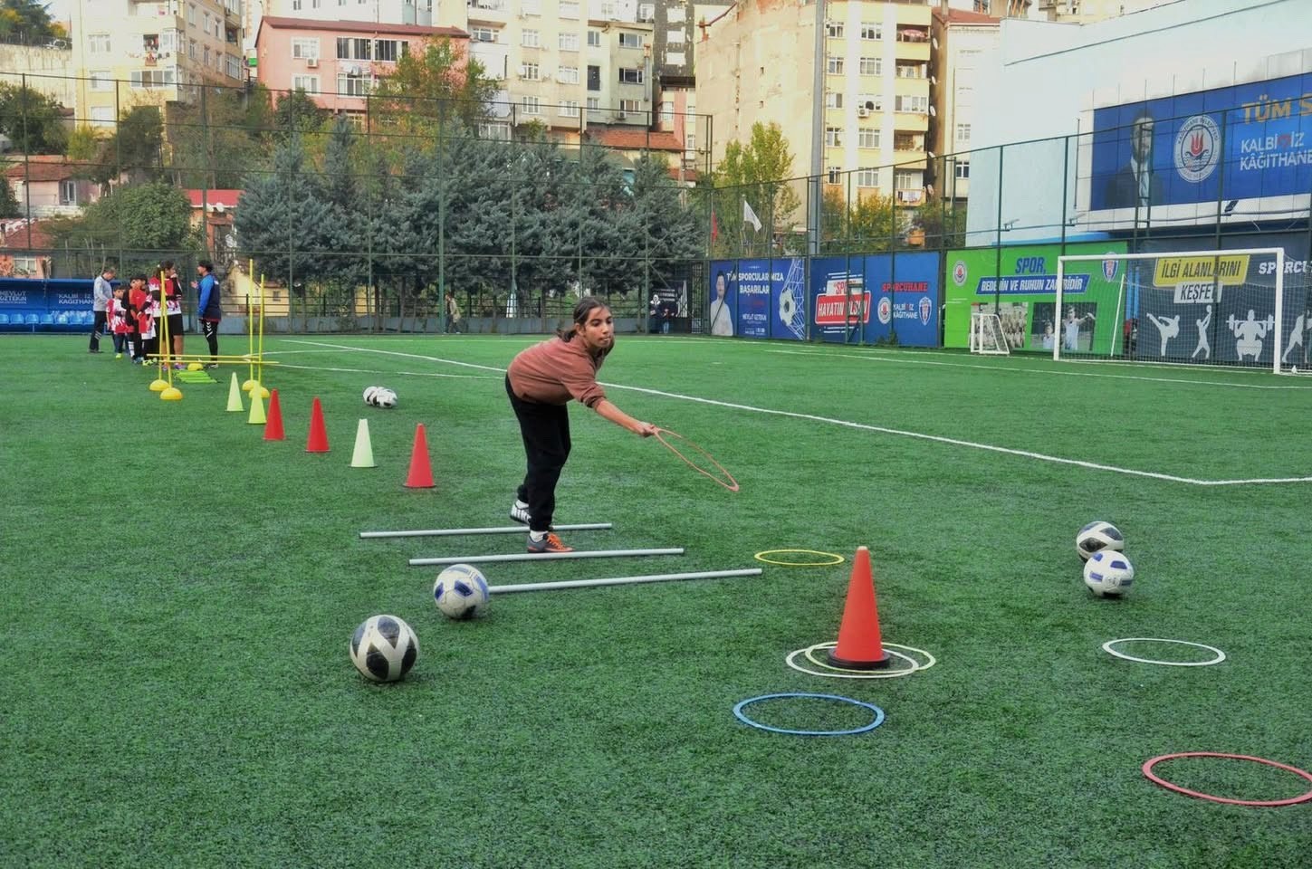 Kış spor okullarında futbol antrenmanları tüm hızıyla sürüyor
Kış spor okullarında futbol antrenmanları tüm hızıyla sürüyor