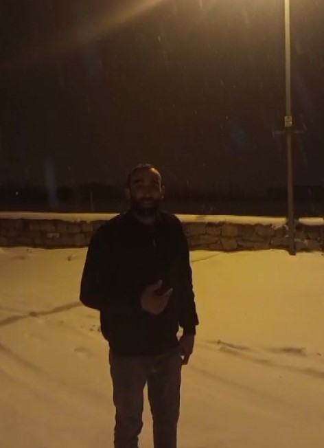 Kış uykusuna yatmayan ayı kaçarken görüntülendi
