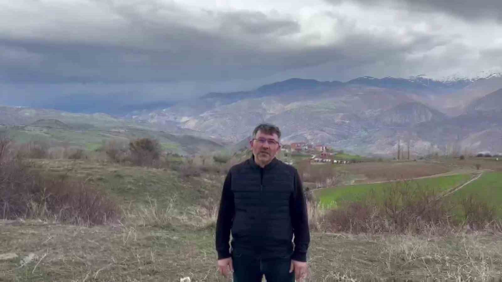 Kış uykusundan uyanan ayı ve yavruları yemek ararken görüntülendi
