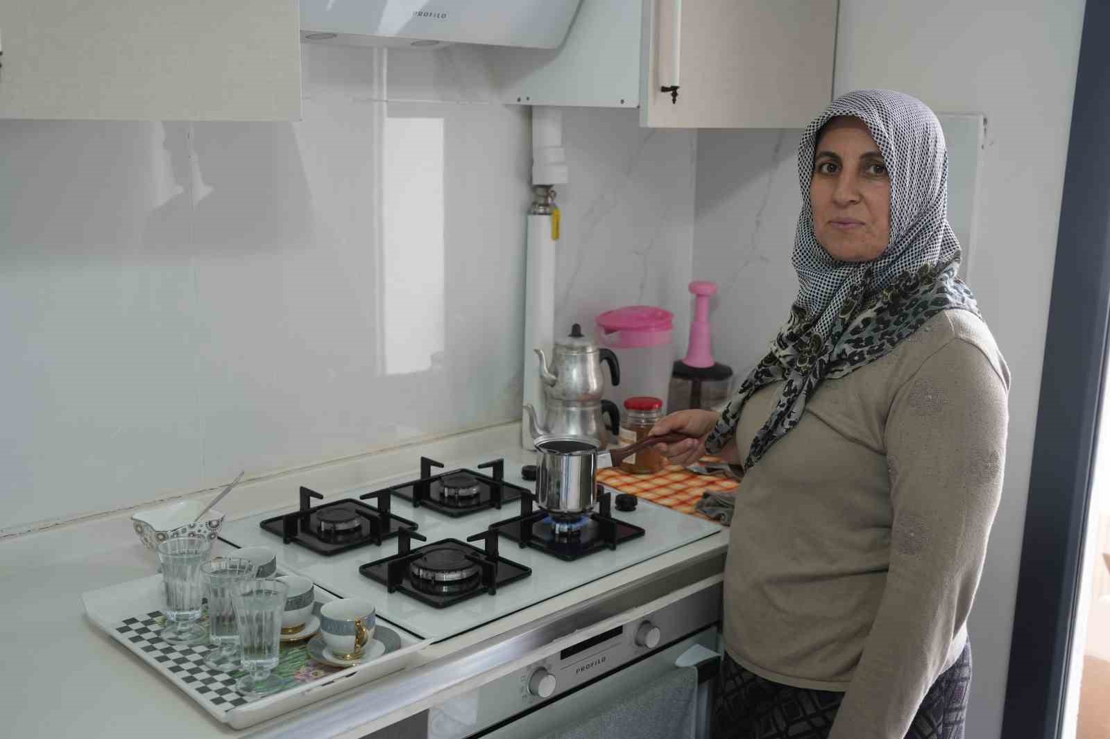 Kısa sürede evleri teslim edilen Nurdağılı depremzedelerden devlete teşekkür
