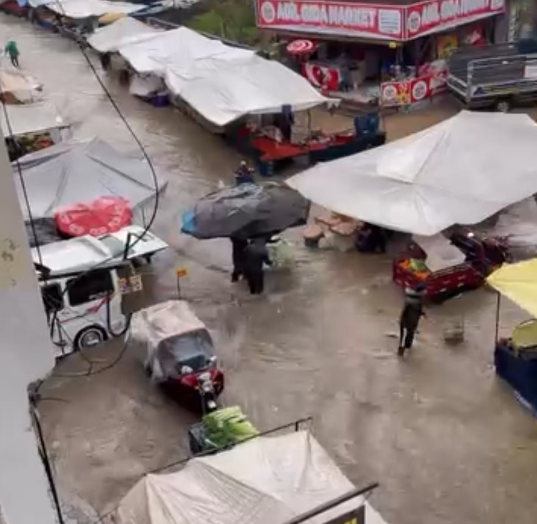 Kısa süren yağmur hayatı felç etti
