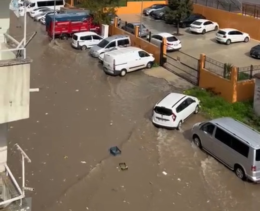 Kısa süren yağmur hayatı felç etti
