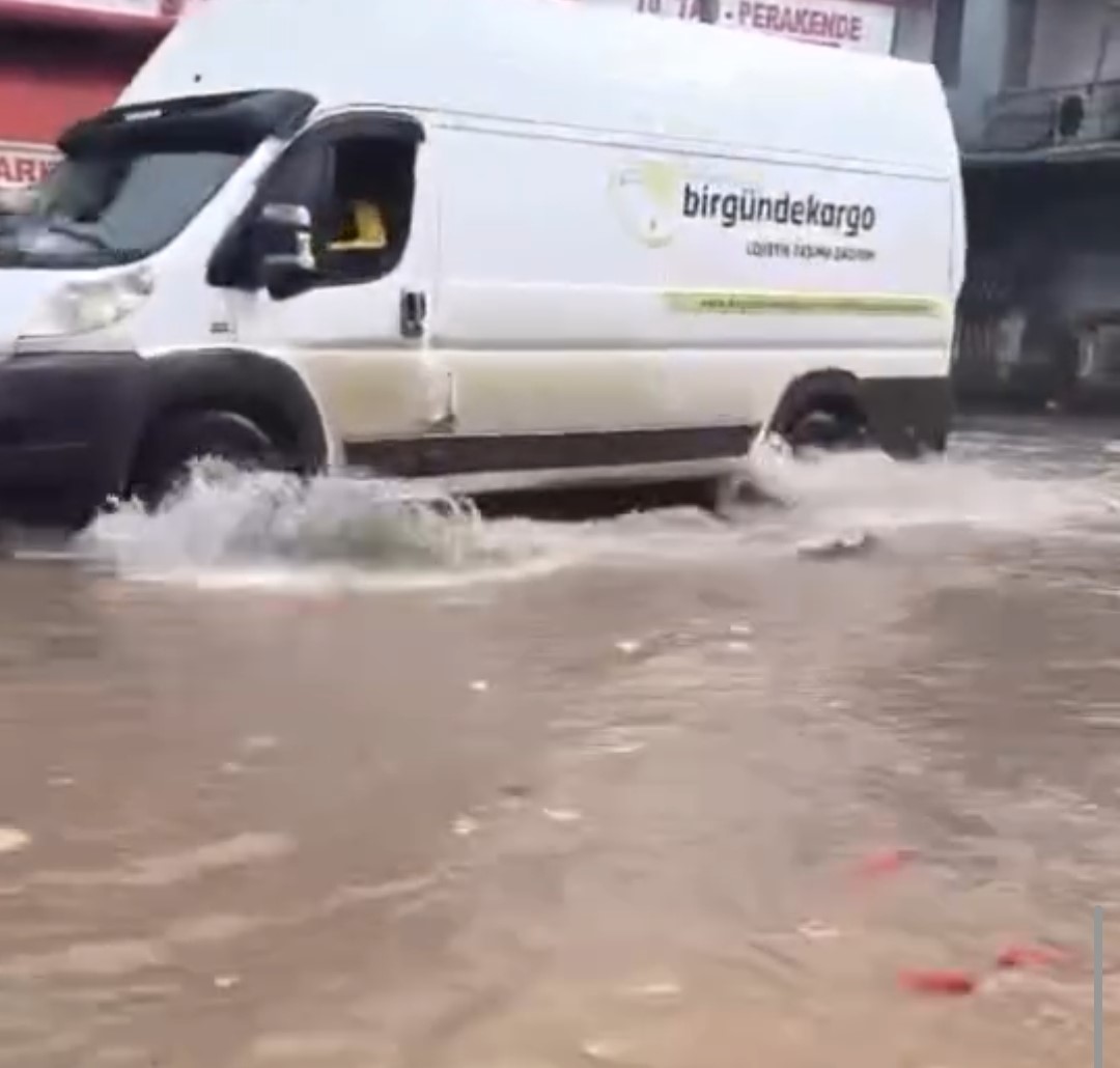 Kısa süren yağmur hayatı felç etti
