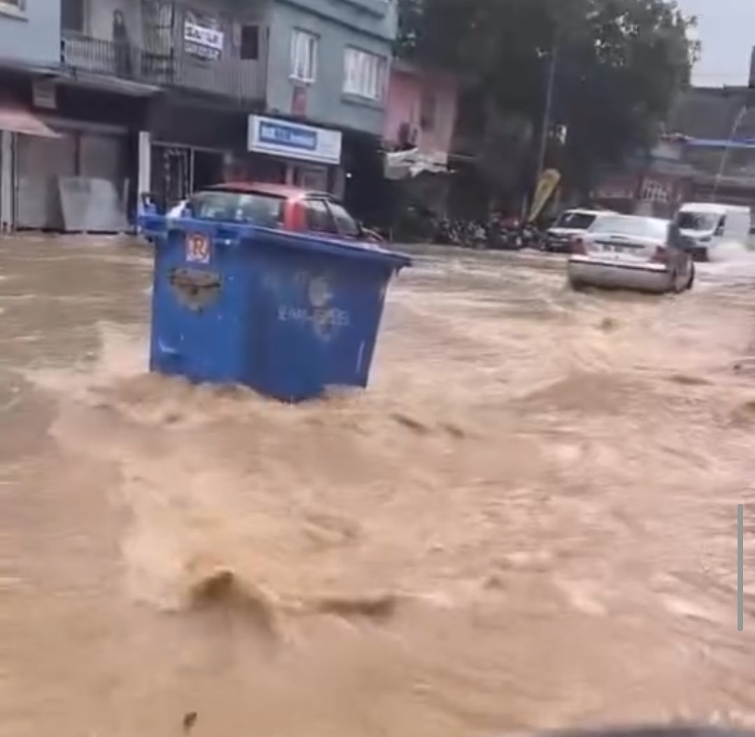 Kısa süren yağmur hayatı felç etti
