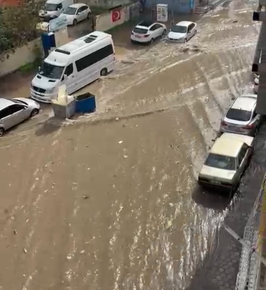 Kısa süren yağmur hayatı felç etti
