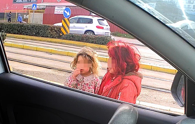 Kışın çıplak bacaklarla dilenen çocukların hali yürek burktu
