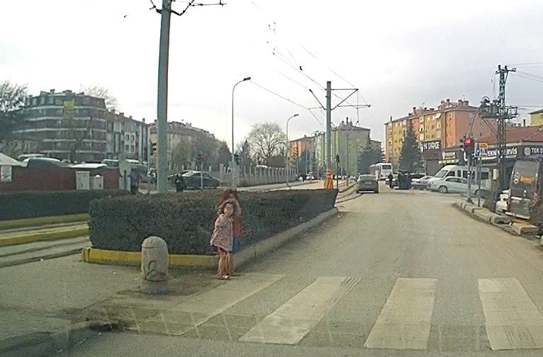 Kışın çıplak bacaklarla dilenen çocukların hali yürek burktu
