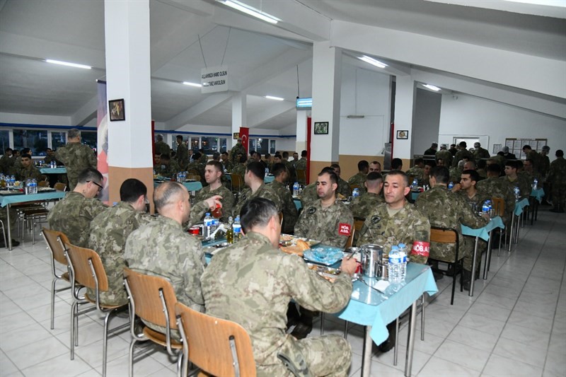 Kışlada askerlerle oruç açtılar
