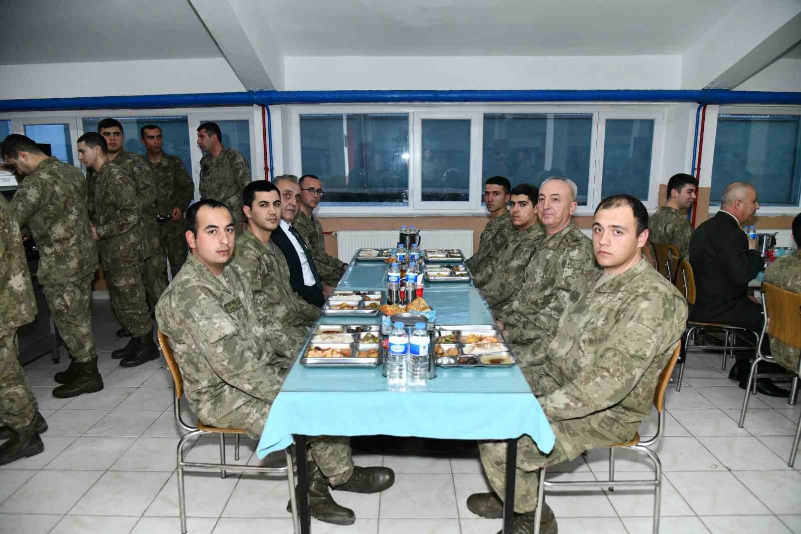 Kışlada askerlerle oruç açtılar
