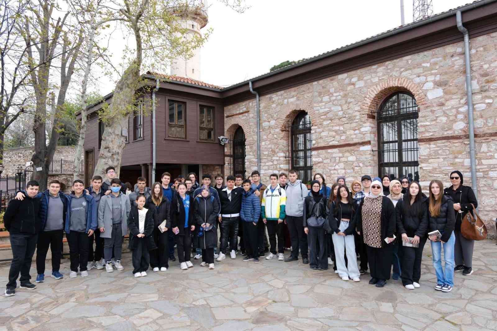 Kitabın izini süren öğrenciler, Kocaeli’yi adım adım gezdi
