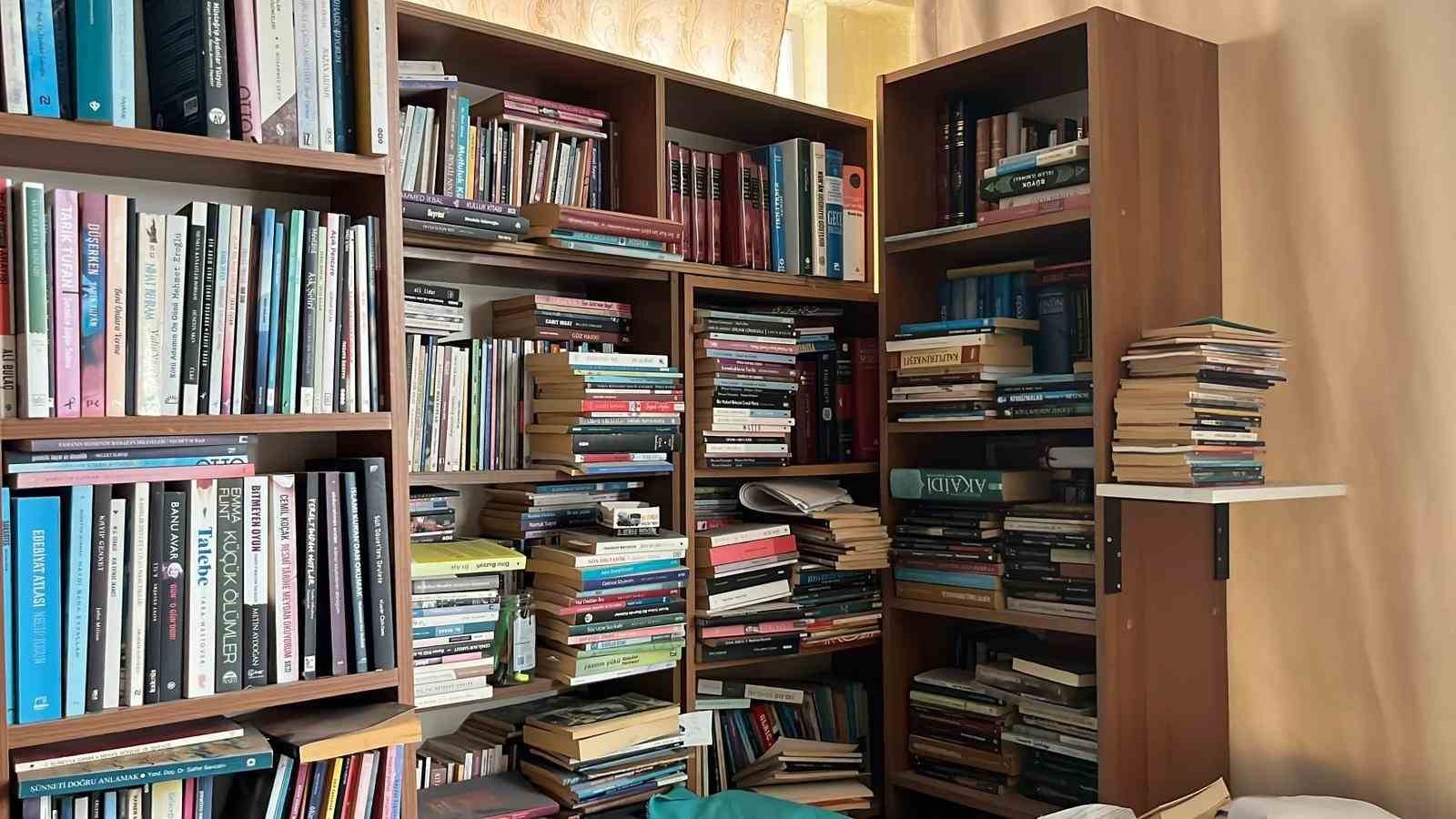 Kitap aşkı çocuklukta başladı, 11 bin kitaba ulaştı
