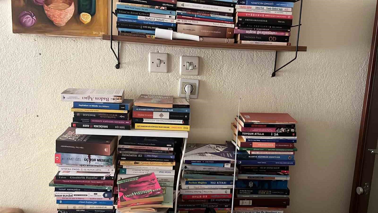 Kitap aşkı çocuklukta başladı, 11 bin kitaba ulaştı
